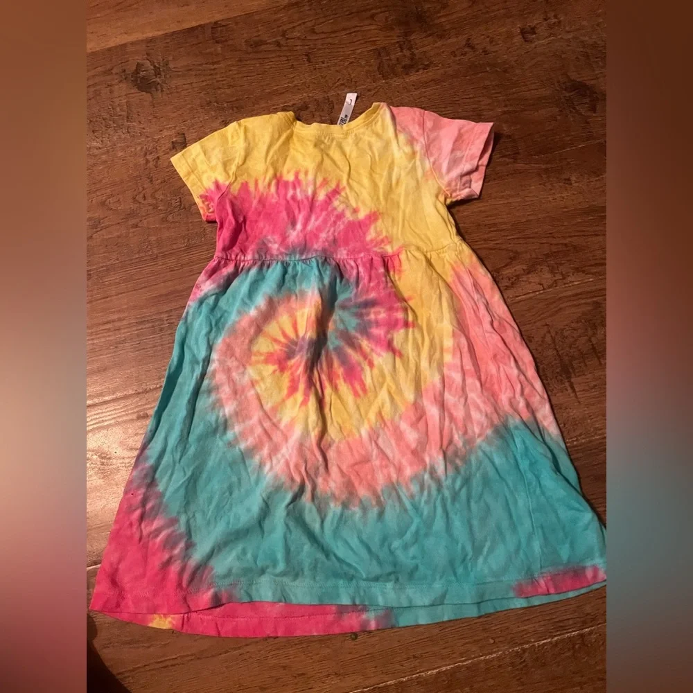 Girls tie dye jamaica dress fits size 6  NEW